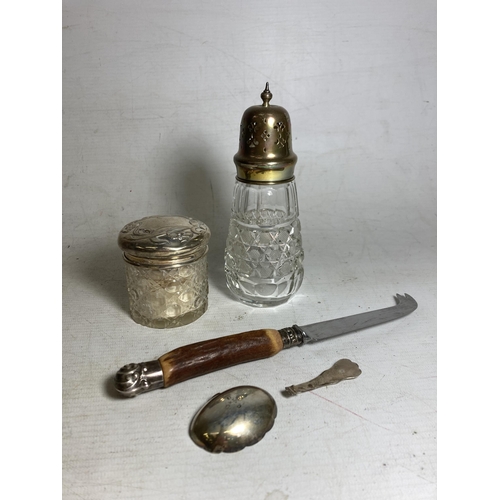 16 - A QUANTITY OF HALLMARKED SILVER TO INCLUDE A VINTAGE CUT GLASS SUGAR CASTER, A CRISS-CROSS CUT GLASS... 