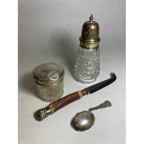 16 - A QUANTITY OF HALLMARKED SILVER TO INCLUDE A VINTAGE CUT GLASS SUGAR CASTER, A CRISS-CROSS CUT GLASS... 