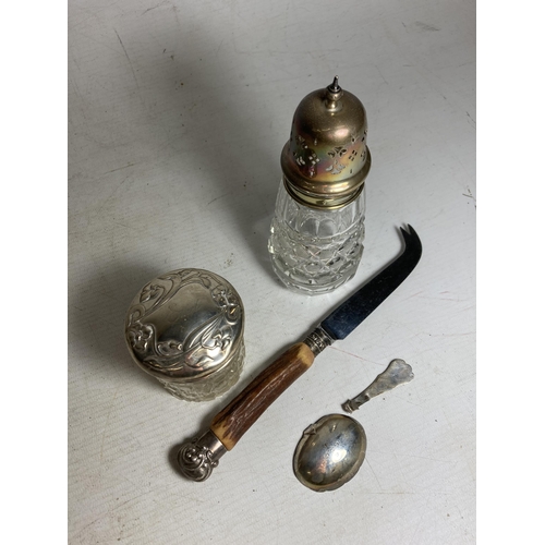 16 - A QUANTITY OF HALLMARKED SILVER TO INCLUDE A VINTAGE CUT GLASS SUGAR CASTER, A CRISS-CROSS CUT GLASS... 