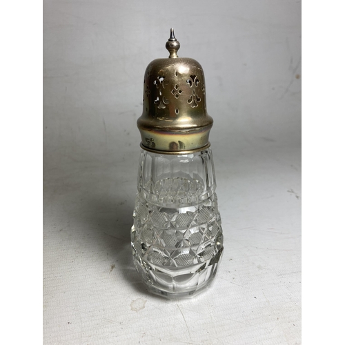 16 - A QUANTITY OF HALLMARKED SILVER TO INCLUDE A VINTAGE CUT GLASS SUGAR CASTER, A CRISS-CROSS CUT GLASS... 