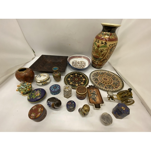 164 - A MIXED LOT OF COLLECTABLES TO INCLUDE A ORENTAL VASE, A QUANTITY OF VINTAGE CHINESE ENAMEL TRINKET ... 