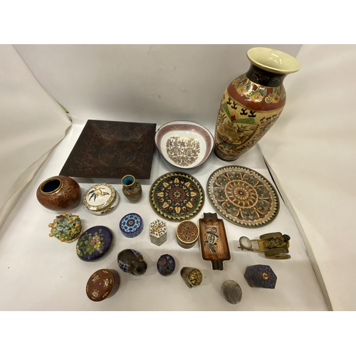 164 - A MIXED LOT OF COLLECTABLES TO INCLUDE A ORENTAL VASE, A QUANTITY OF VINTAGE CHINESE ENAMEL TRINKET ... 