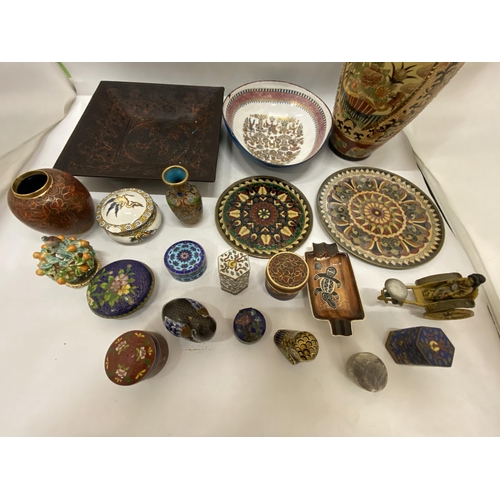 164 - A MIXED LOT OF COLLECTABLES TO INCLUDE A ORENTAL VASE, A QUANTITY OF VINTAGE CHINESE ENAMEL TRINKET ... 