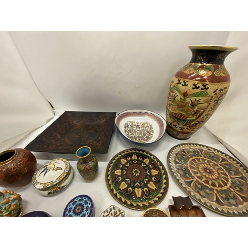 164 - A MIXED LOT OF COLLECTABLES TO INCLUDE A ORENTAL VASE, A QUANTITY OF VINTAGE CHINESE ENAMEL TRINKET ... 