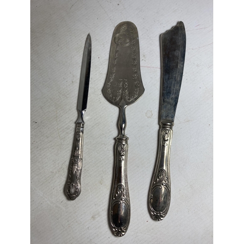 17 - THREE HALLMARKED SILVER HANDLED ITEMS TO INCLUDE AN ENGRAVED FISH SERVING KNIFE, ENGRAVED CAKE SLICE... 