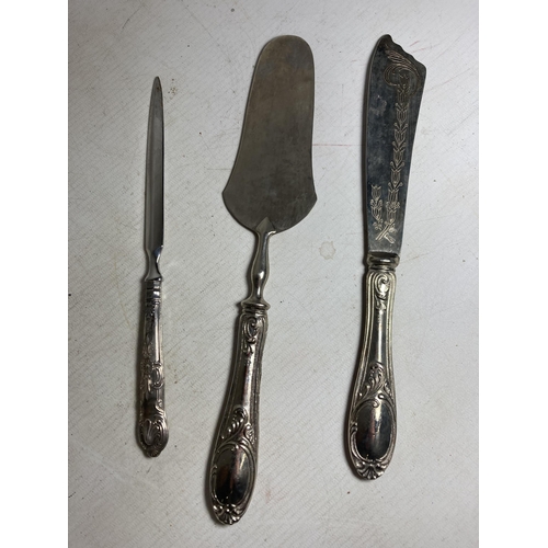 17 - THREE HALLMARKED SILVER HANDLED ITEMS TO INCLUDE AN ENGRAVED FISH SERVING KNIFE, ENGRAVED CAKE SLICE... 