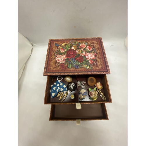 171 - A JEWELLERY BOX CONTAINING VINTAGE BROOCHES