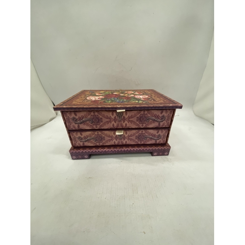 171 - A JEWELLERY BOX CONTAINING VINTAGE BROOCHES