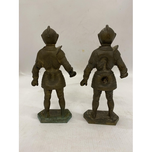 173 - A PAIR OF HEAVY SOLID BRONZE KNIGHTS, HEIGHT 19CM, COMBINED WEIGHT OVER 3 KILOS