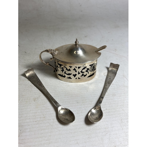 18 - A HALLMARKED SILVER MUSTARD POT WITH BLUE LINER AND TWO SALT/MUSTARD SPOONS - GROSS WEIGHT 53 G (WIT... 