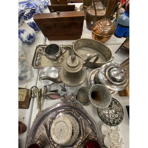 192 - A QUANTITY OF SILVER PLATED ITEMS TO INCLUDE A LARGE TRAY, NAPKIN RINGS, COFFEE POT, A PLANTER, VASE... 