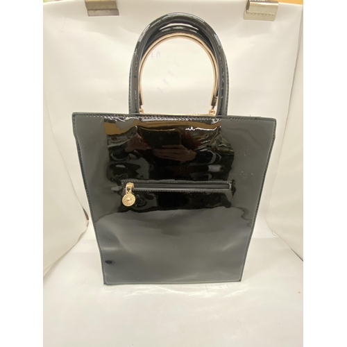 195 - AN AS NEW LADIES PVC BAG WITH A HOLOGRAPHIC IMAGE OF MARILYN MONROE