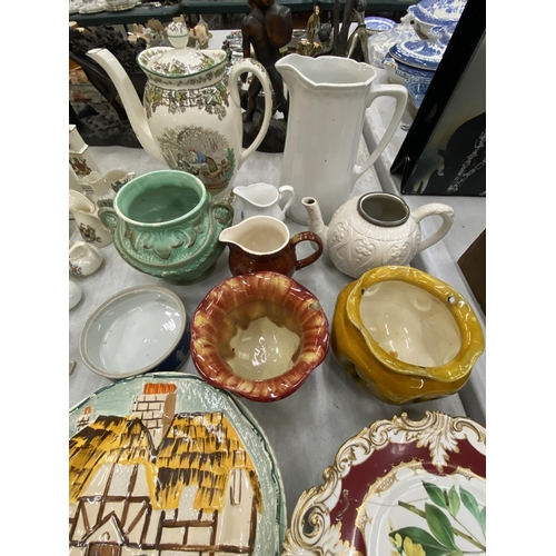 198 - A QUANTITY OF STUDIO POTTERY, CERAMICS AND PLATES TO INCLUDE BOWLS, JUGS, A COFFEE POT, ETC