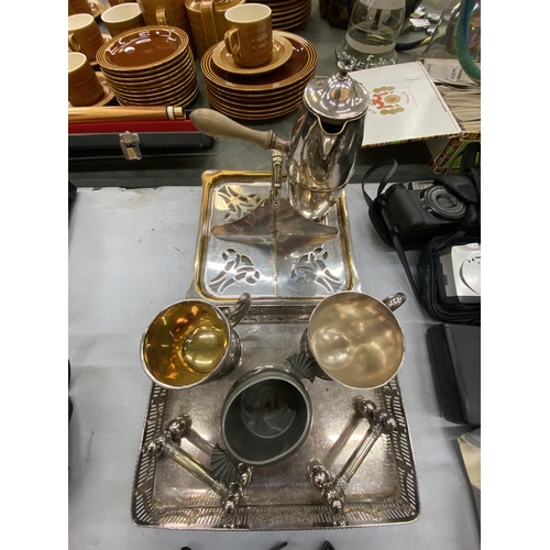 206 - A QUANTITY OF SILVER PLATED ITEMS TO INCLUDE A HANDLED POT, CUP WITH GILDED INTERIOR, TANKARD, PEWTE... 