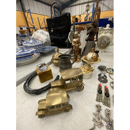 217 - A MIXED LOT OF COLLECTABLES TO INCLUDE TWO BRASS CARS, A CAPESTHORNE HORSE SHOE, A VINTAGE INDIAN BR... 