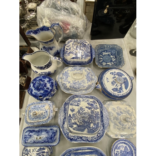 221 - A QUANTITY OF BLUE AND WHITE ANTIQUE CERAMICS TO INCLUDE JUGS, TUREENS ETC