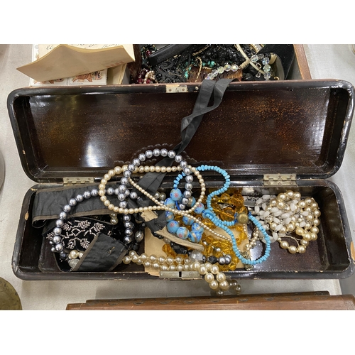 222 - A QUANTITY OF VINTAGE COUSTUME JEWELLERY TO INCLUDE BROOCHES, PENKNIVES, NECKLACES TOGETHER WITH FOU... 