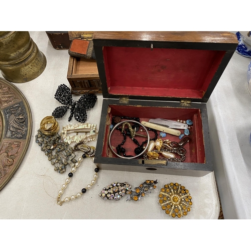 222 - A QUANTITY OF VINTAGE COUSTUME JEWELLERY TO INCLUDE BROOCHES, PENKNIVES, NECKLACES TOGETHER WITH FOU... 