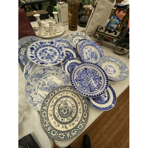 229 - A LARGE QUANTITY OF VINTAGE BLUE AND WHITE PLATES TO INCLUDE VILLEROY AND BOCH, CIRCA 1830 COPELAND ... 