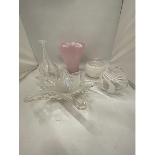 230 - A QUANTITY OF HANDBLOWN GLASSWARE TO INCLUDE NAILSEA AND MURANO STYLE TOGETHER WITH A PINK HANKERCHI... 