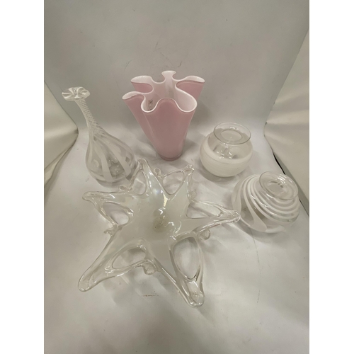 230 - A QUANTITY OF HANDBLOWN GLASSWARE TO INCLUDE NAILSEA AND MURANO STYLE TOGETHER WITH A PINK HANKERCHI... 