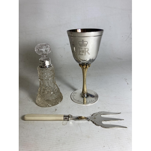 28 - THREE HALLMARKED SILVER ITEMS TO INCLUDE AN E & R ENGRAVED GOBLET, BREAD FORK AND CUT GLASS PERFUME ... 