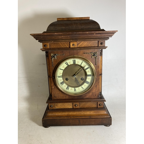 31 - A REGENCY MAHOGANY MANTLE CLOCK WITH BRASS INLAY