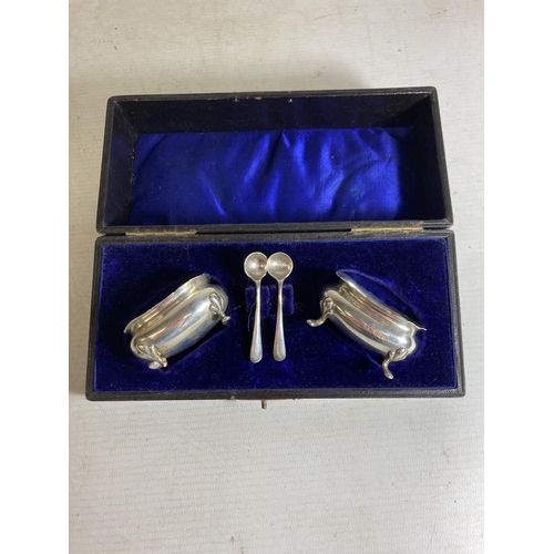 32 - A SET HALLMARKED BIRMINGHAM 1907 L.S.B SILVER SALTS WITH SPOONS IN A PRESENTATION BOX