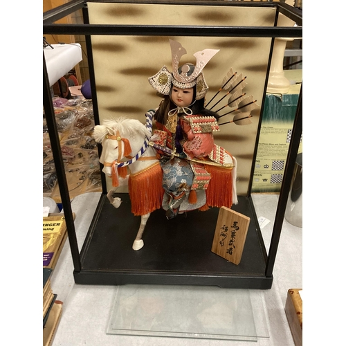 48 - A CASED JAPANESE MODEL OF A MOUNTED SAMURAI WITH PLAQUE