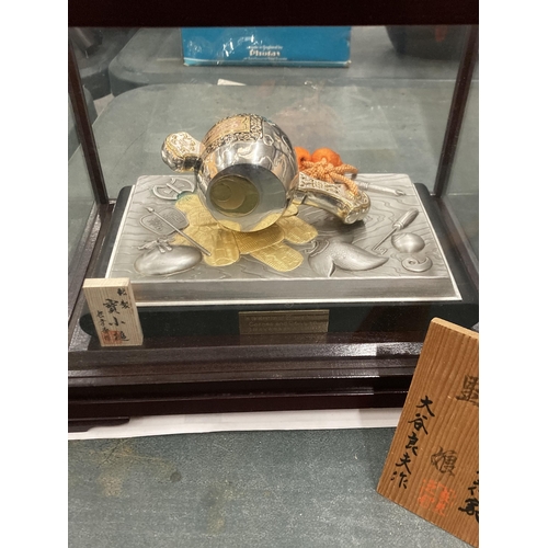 49 - A CASED JAPANESE COMMEMORATIVE MODEL OF A DRUM/CHOP DATED 1989