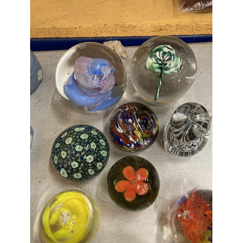 60 - A LARGE QUANTITY OF PAPERWEIGHTS