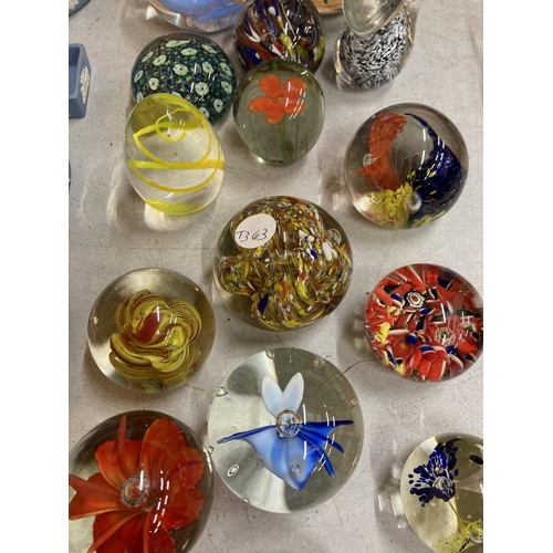 60 - A LARGE QUANTITY OF PAPERWEIGHTS