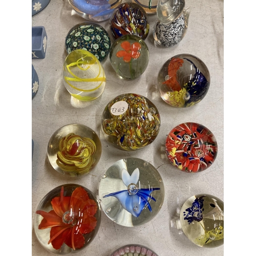 60 - A LARGE QUANTITY OF PAPERWEIGHTS