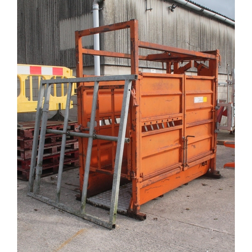 231 - RITCHIE CATTLE CRUSH FITTED WITH NEW RITCHIE HEAD SCOOP AND CALF CREEP GATE IN WORKING ORDER  + VAT