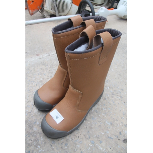 58 - NEW RIGGER BOOTS SIZE 8  NO VAT