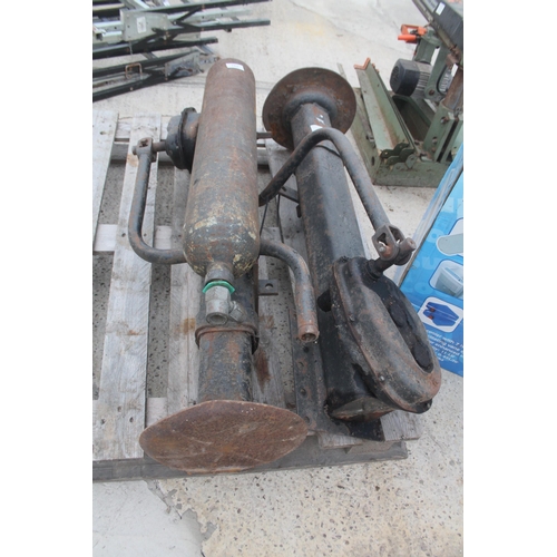 751 - 2 TRAILER JACKS  + VAT