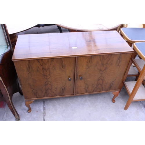 2561 - A RETRO ARNOLD WALNUT RECORD CABINET WITH EIGHTEEN DROP-DOWN STORAGE SECTION ON CABRIOLE LEG, 39.5