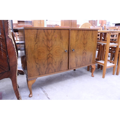 2561 - A RETRO ARNOLD WALNUT RECORD CABINET WITH EIGHTEEN DROP-DOWN STORAGE SECTION ON CABRIOLE LEG, 39.5