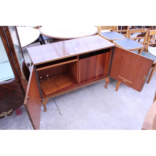 2561 - A RETRO ARNOLD WALNUT RECORD CABINET WITH EIGHTEEN DROP-DOWN STORAGE SECTION ON CABRIOLE LEG, 39.5