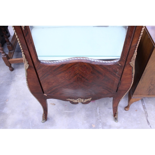 2562 - A CONTINENTAL MARQUETRY INLAID DISPLAY CABINET WITH APPLIED METALWARE DECORATION, 29