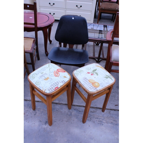 2968 - A PAIR OF 1950'S KITCHEN STOOLS AND A RETRO TEAK AND BLACK FAUX LEATHER DINING CHAIR