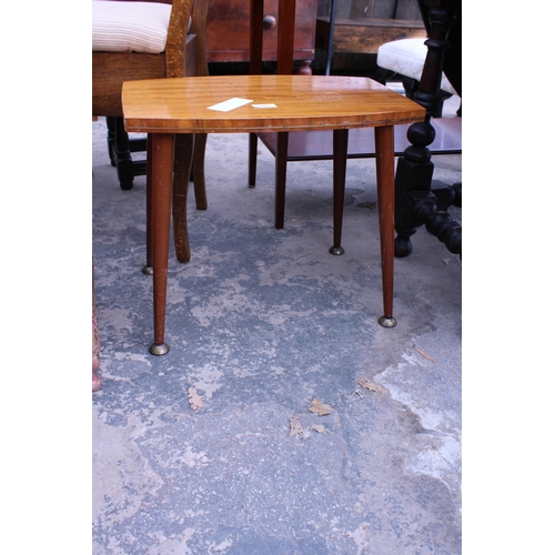 2866 - A MID 20TH CENTURY WALNUT OCCASIONAL TABLE ON TAPERING LEGS