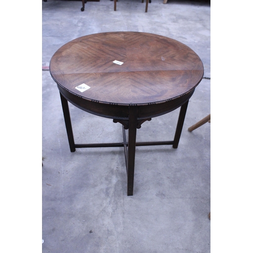 2904 - AN EDWARDIAN MAHOGANY OCCASIONAL TABLE WITH WAVY CROSSBANDED TOP, 24