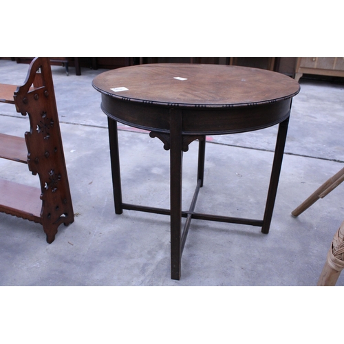 2904 - AN EDWARDIAN MAHOGANY OCCASIONAL TABLE WITH WAVY CROSSBANDED TOP, 24