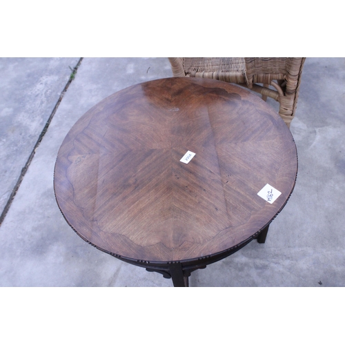 2904 - AN EDWARDIAN MAHOGANY OCCASIONAL TABLE WITH WAVY CROSSBANDED TOP, 24