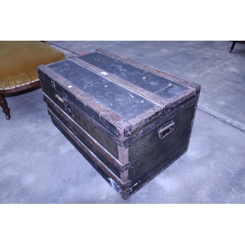 2907 - AN EDWARDIAN COMPRESSED FIBRE TRAVELLING TRUNK WITH LIFT-OUT TRAY