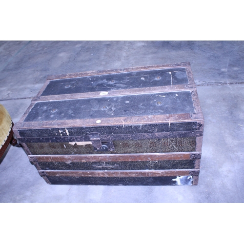 2907 - AN EDWARDIAN COMPRESSED FIBRE TRAVELLING TRUNK WITH LIFT-OUT TRAY