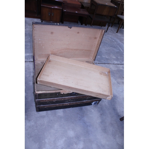 2907 - AN EDWARDIAN COMPRESSED FIBRE TRAVELLING TRUNK WITH LIFT-OUT TRAY