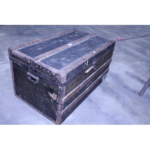 2907 - AN EDWARDIAN COMPRESSED FIBRE TRAVELLING TRUNK WITH LIFT-OUT TRAY