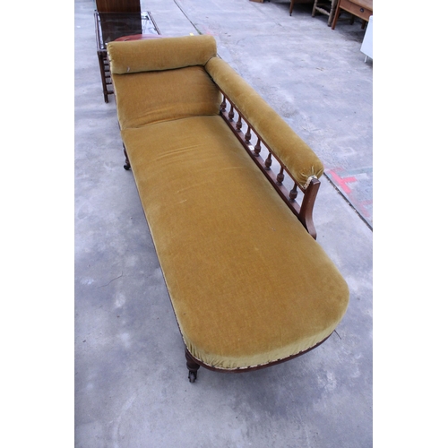 2908 - A LATE VICTORIAN MAHOGANY CHAISE LONGUE WITH TURNED LEGS AND SPINDLES